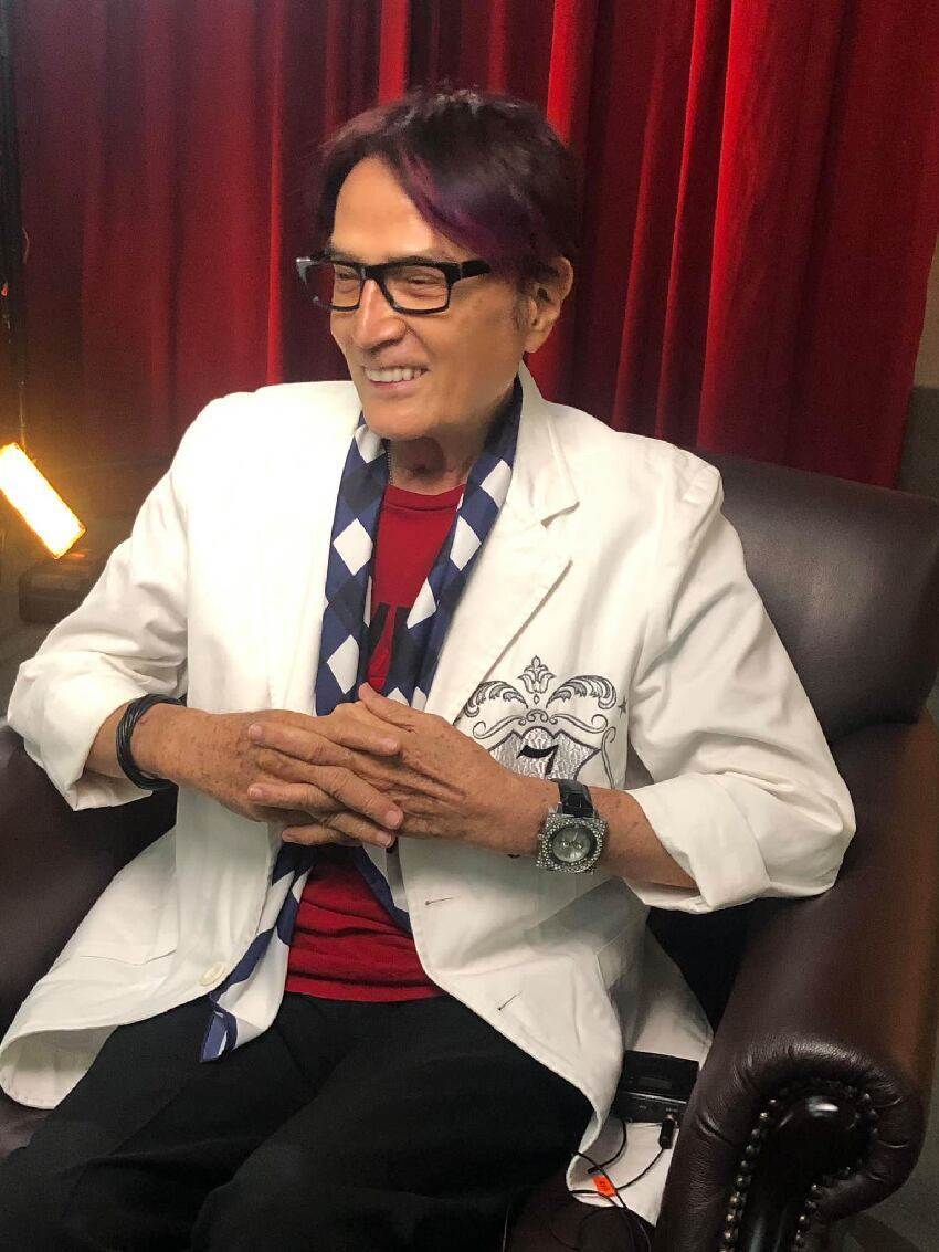 知名歌王「停車場倒地」半張臉都是血!認了爆瘦20公斤「坐輪椅現身」病況曝