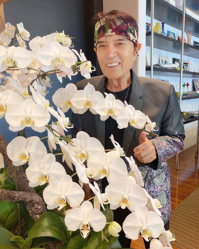 知名歌王「停車場倒地」半張臉都是血!認了爆瘦20公斤「坐輪椅現身」病況曝