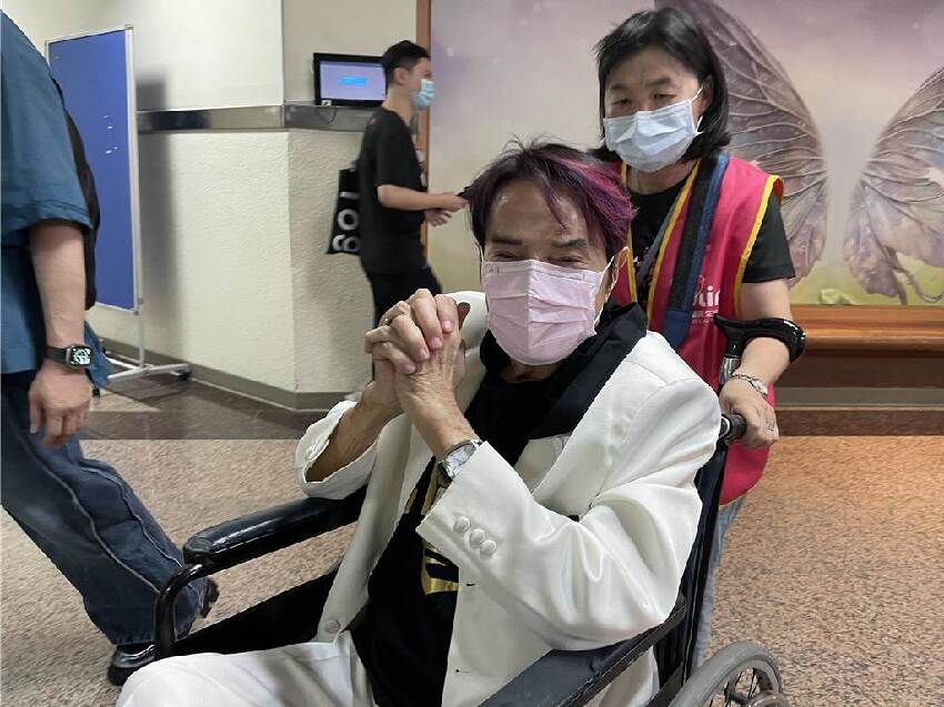 知名歌王「停車場倒地」半張臉都是血！認了爆瘦20公斤「坐輪椅現身」病況曝