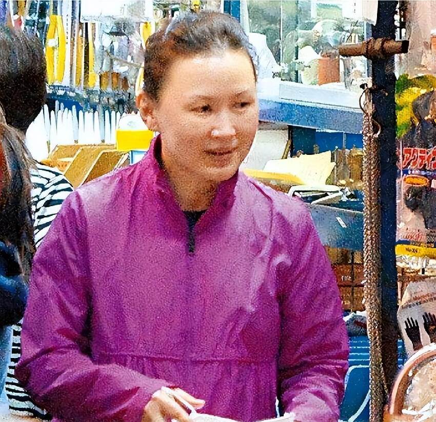 曾是「亞視一姐」，卻被渣男老公騙光家產，如今62歲落寞街頭