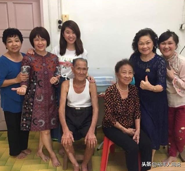 只為了看妳最後一眼!94歲阿公「自備手電筒」凝望愛妻遺容:78年來捨不得罵一句