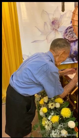 只為了看妳最後一眼!94歲阿公「自備手電筒」凝望愛妻遺容:78年來捨不得罵一句