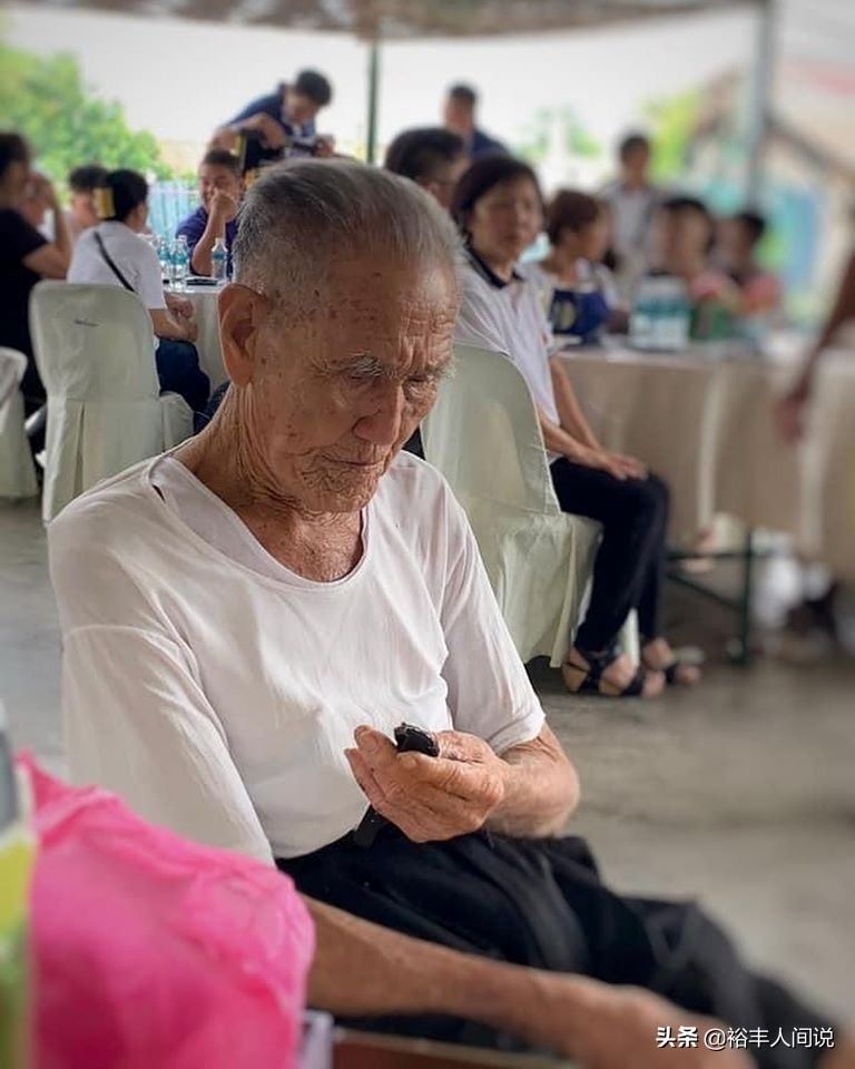 只為了看妳最後一眼!94歲阿公「自備手電筒」凝望愛妻遺容:78年來捨不得罵一句