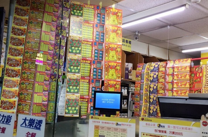 疑破解刮刮樂公式！高材生「一天狂中61張」店家當場傻住　開心「抱走1.7億獎金」警方要介入了　