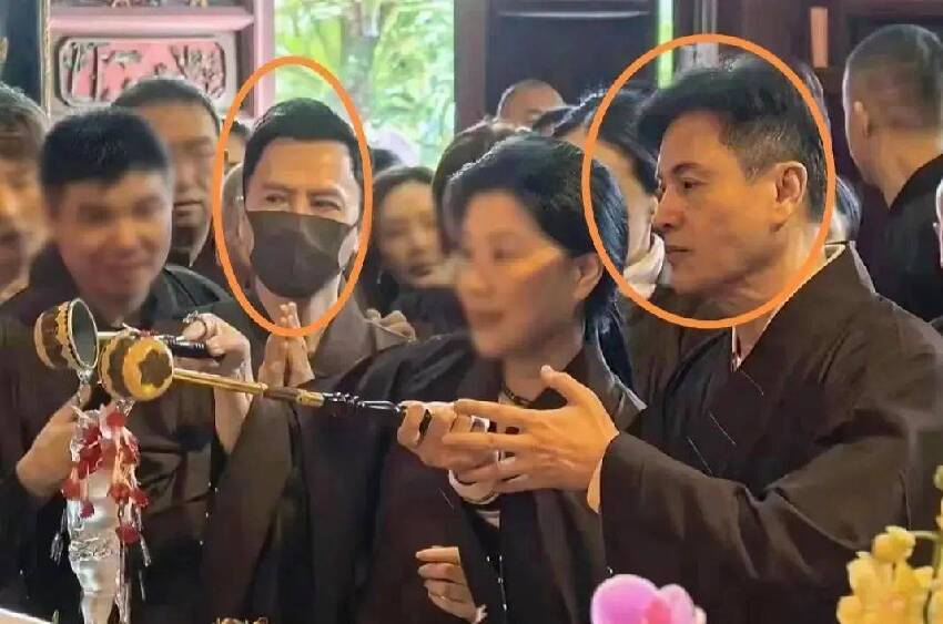 70歲呂良偉去普陀山,他穿居士服祈福,楊小娟狀態差,看起來好顯老