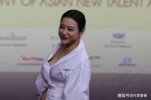 「斷崖式衰老」的6位女明星，老了之後，簡直判若兩人