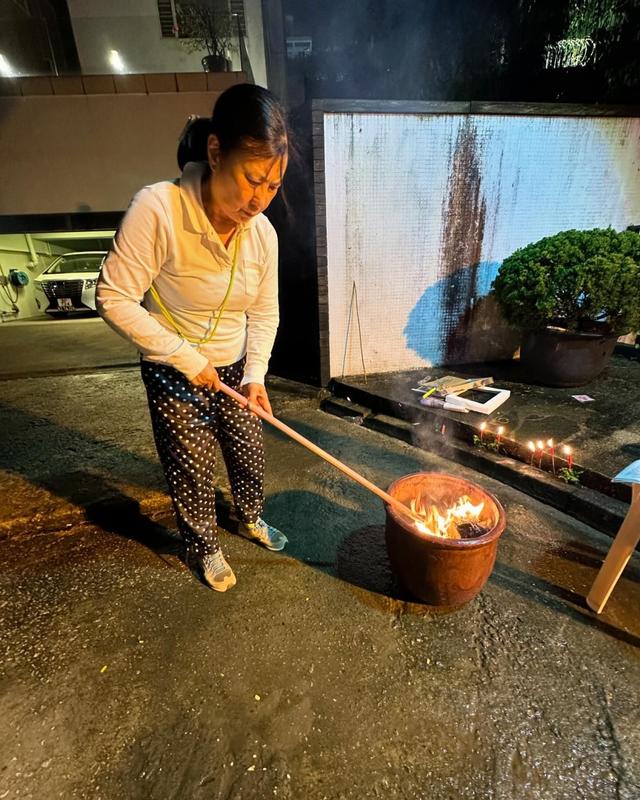 汪明荃農曆7月14豪宅外燒街衣，打扮樸素虔誠盯火，照片現大烏龍