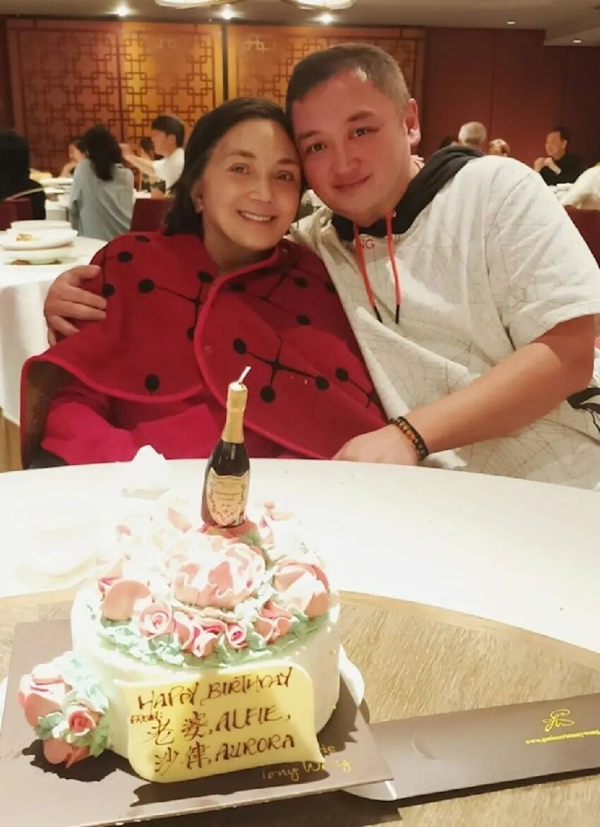 TVB老戲骨忍無可忍含淚再揭家醜，每月給大兒子五萬，仍不知足