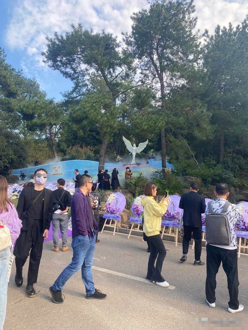 看李玟墓地的遭遇，才終於明白了S家，為何選擇「塔葬」！不是因為錢