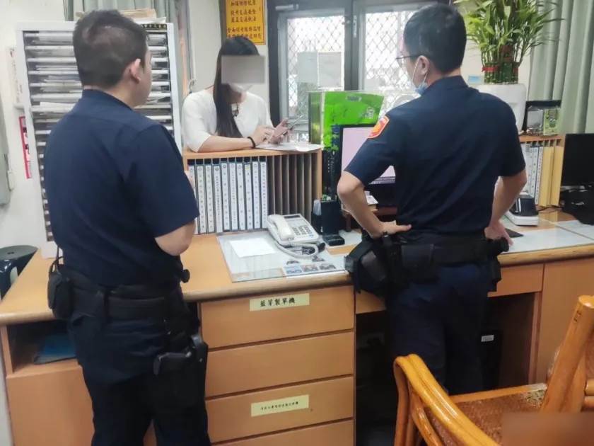 台中82歲老太一周去銀行14次，每次都存下鉅款！櫃員生疑後報警，警察上門後，看見一幕驚呆了....