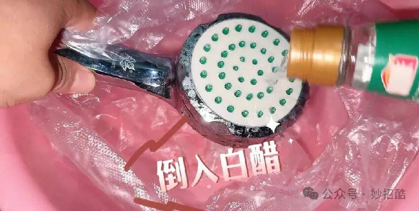 在淋浴噴頭上套一個塑料袋，解決家中的大難題，省錢又實用