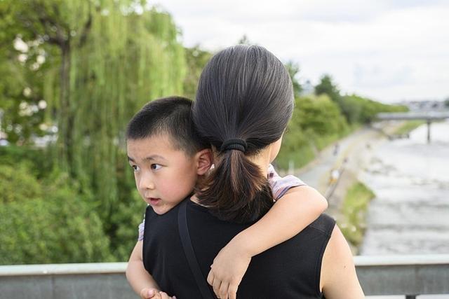 媽媽請記住：再愛面子，這6個時刻也一定要站出來為孩子「撐腰」