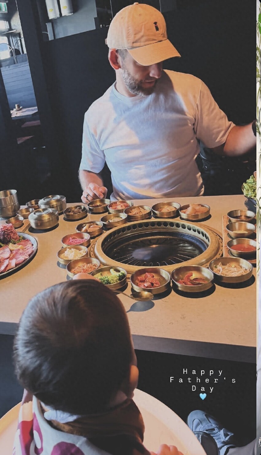 謝婷婷全家慶父親節,小7歲男友滿臉花白鬍子,混血兒子又白又胖