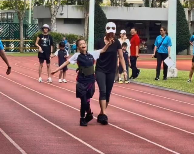 鍾麗淇為14歲患罕病長女慶生！驚爆十月曾做手術，經歷壓瘡染病毒