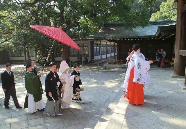 去日本旅行時，導游告誡千萬不要背背包，別不當回事，背了會後悔