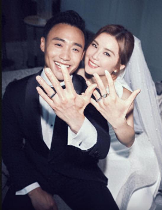 香港女星（阿Sa）剛官宣結婚，老公就被曝玩交友app，曾約網紅被拒