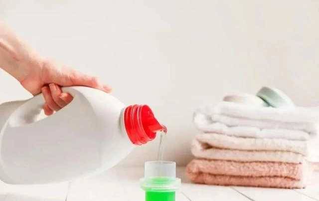 「洗衣粉」和「洗衣液」到底哪個好,原來差別這麼大,別再亂用了