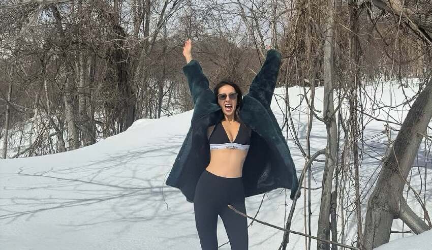 香港知名女星雪地秀豐滿身材，再婚嫁小8歲帥哥，生倆娃婚姻幸福