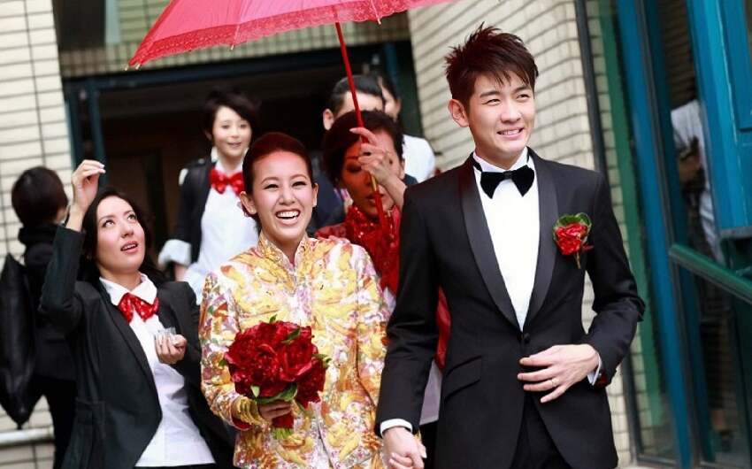 香港知名女星雪地秀豐滿身材，再婚嫁小8歲帥哥，生倆娃婚姻幸福