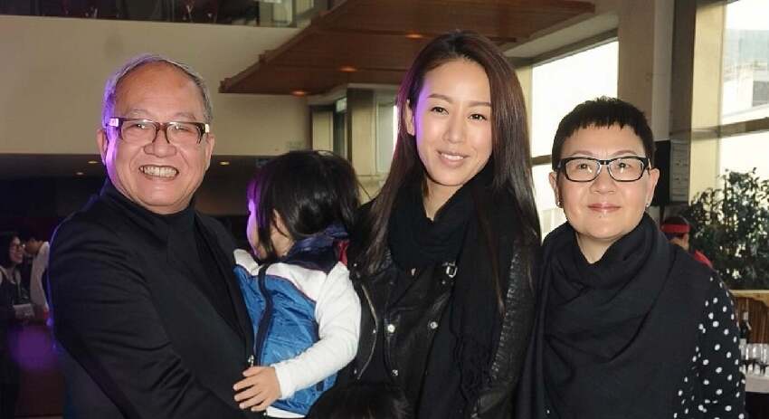 香港知名女星雪地秀豐滿身材，再婚嫁小8歲帥哥，生倆娃婚姻幸福