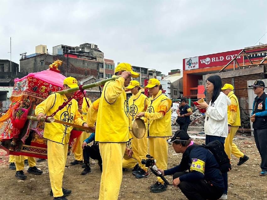 白沙屯媽祖繞境「突停在工地前」　工人一打開門「現場全感動淚崩」