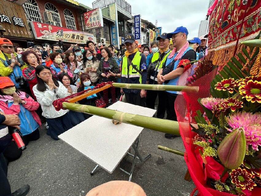 白沙屯媽祖繞境「突停在工地前」　工人一打開門「現場全感動淚崩」