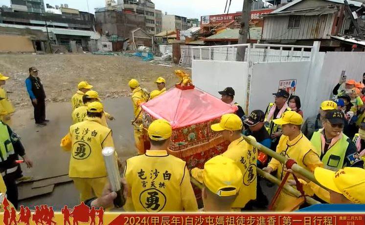 白沙屯媽祖繞境「突停在工地前」　工人一打開門「現場全感動淚崩」