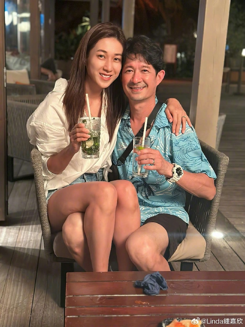 鍾嘉欣夫婦馬爾地夫度假，Jeremy背著愛妻好寵溺，結婚8年仍似熱戀