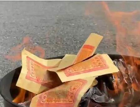 大錯特錯！你燒的錢，先人一分都沒收到，只因你在祭拜前漏了這件事，亡親只能看卻拿不到