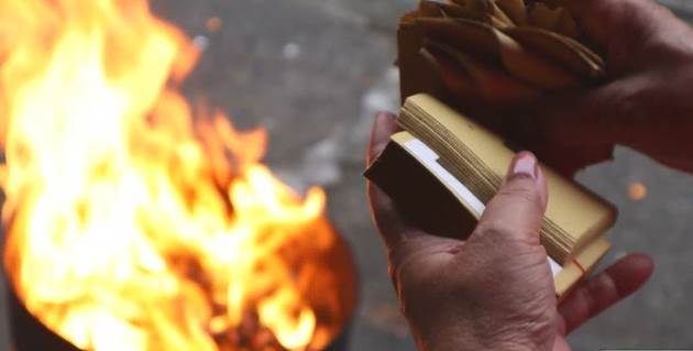 大錯特錯！你燒的錢，先人一分都沒收到，只因你在祭拜前漏了這件事，亡親只能看卻拿不到