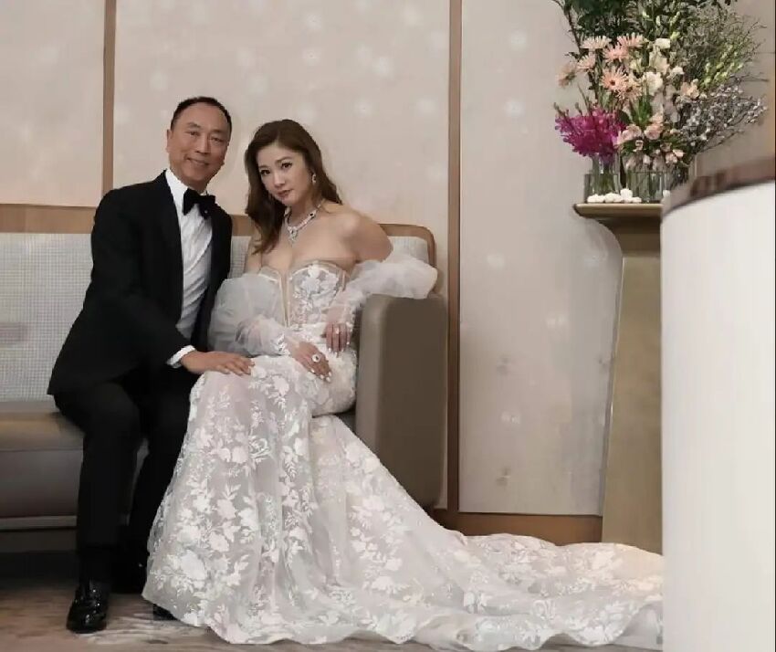 恭喜！香港知名港姐冠軍結婚25周年，橫刀奪愛嫁豪門，丈夫61歲老來得子