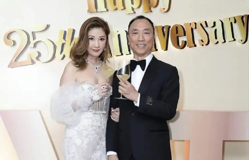 恭喜！香港知名港姐冠軍結婚25周年，橫刀奪愛嫁豪門，丈夫61歲老來得子