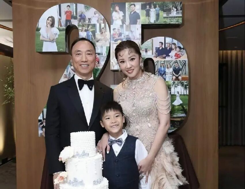 恭喜！香港知名港姐冠軍結婚25周年，橫刀奪愛嫁豪門，丈夫61歲老來得子