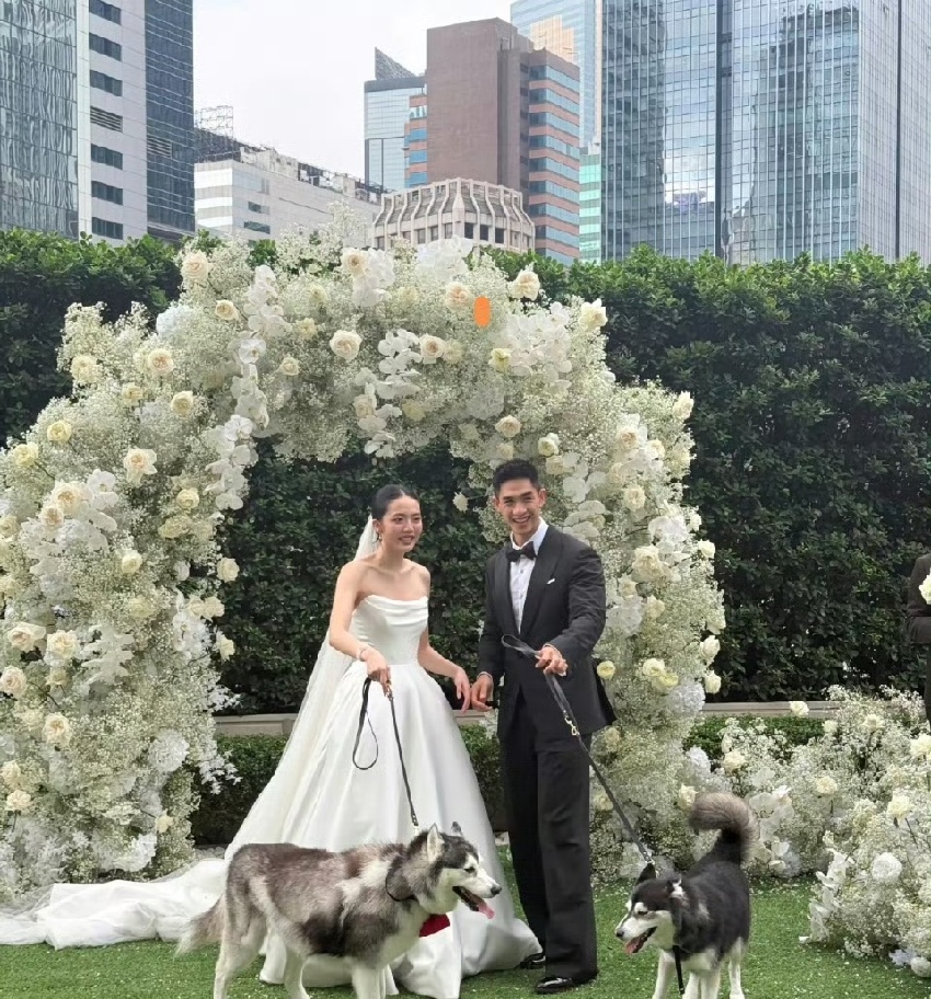 吳婉芳公開次子婚禮現場照,穿紅裙現身明艷大方,挽著婆婆站中間