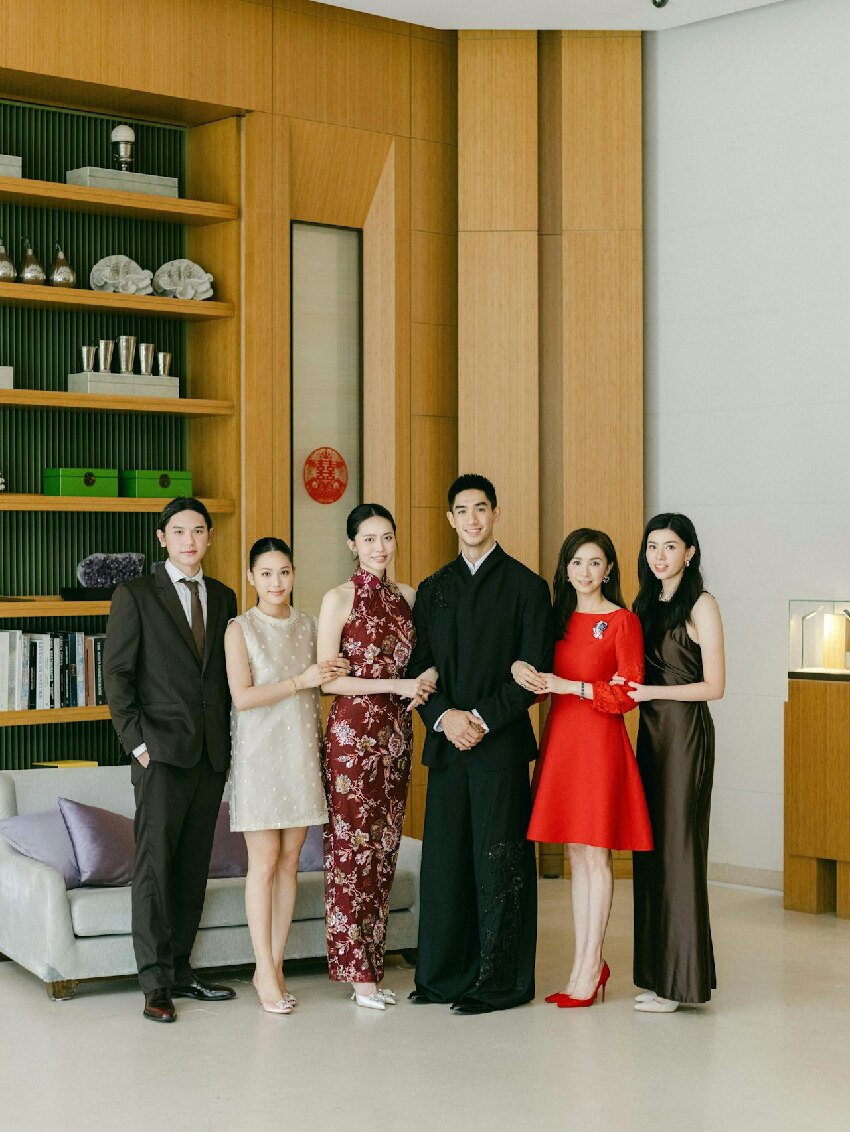 吳婉芳公開次子婚禮現場照,穿紅裙現身明艷大方,挽著婆婆站中間
