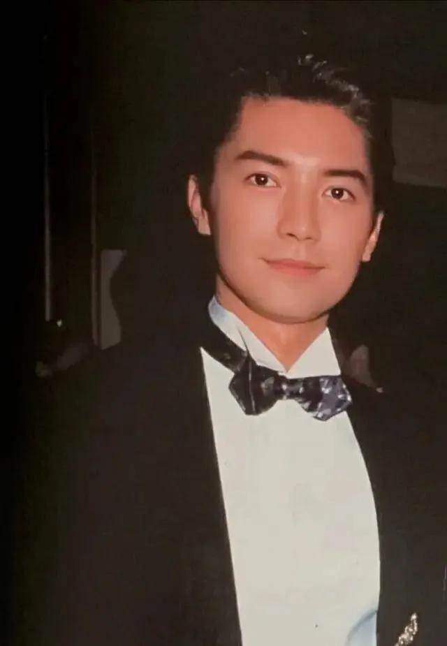 他從小帥到老!七八歲時就自帶「與生俱來的富貴感」,顏值和才華並存,卻六十多嵗至今單身