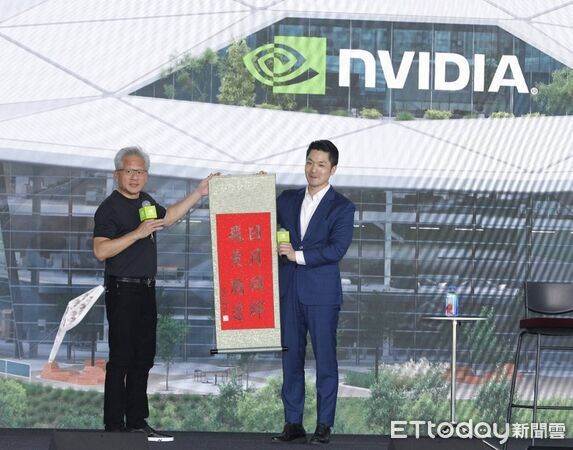 贈黃仁勳墨寶！蔣萬安遭批「8個字寫錯3個字」內行出面說重話了