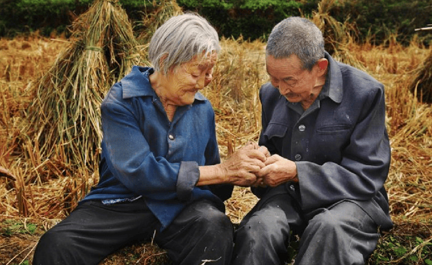 妻子懷孕想吃餃子，丈夫下樓去買，回來時偷聽對話，丈夫潸然淚下