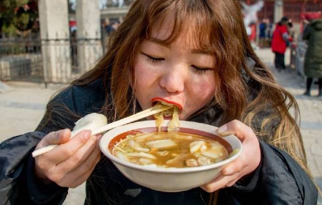 為了賺多點上夜班！老公「天天為我做飯」讓我下班吃 有天提早回家「看到餐桌上一幕」我結束6年婚姻