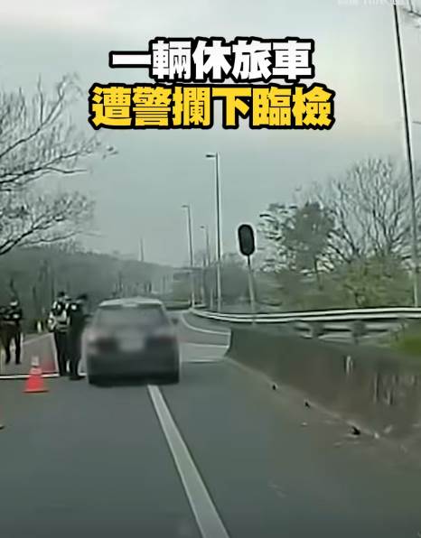 快速道路遇臨檢！車門一開「炸出6猴」跳護欄狂奔，動感畫面惹網爆笑：氣氛一下變歡樂！