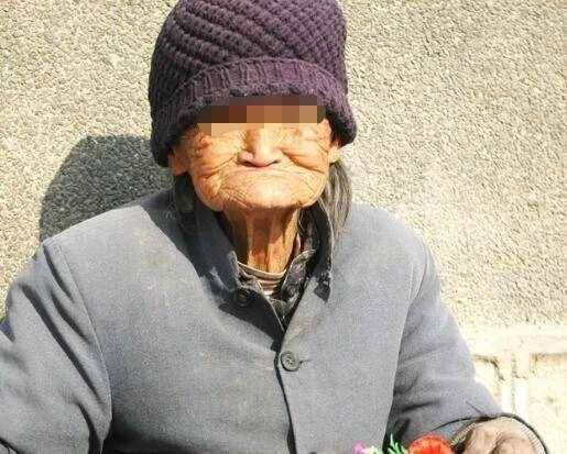 兒子做入贅女婿！15年來每月寄20000回家「卻一次也沒有回來」！母親為了在臨走前見兒子一面，拖著病體上門探望「敲開門她淚如雨下」….