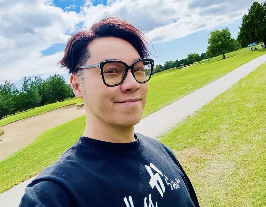 香港男星破產後移居國外,慘遭朋友中傷,和同性愛人結婚10年