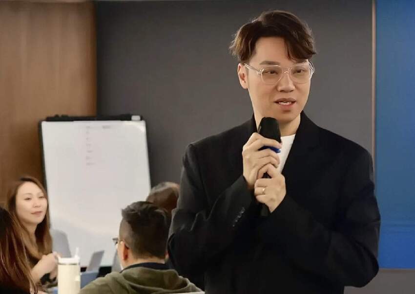 香港男星破產後移居國外,慘遭朋友中傷,和同性愛人結婚10年