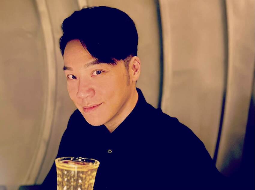 香港男星破產後移居國外,慘遭朋友中傷,和同性愛人結婚10年