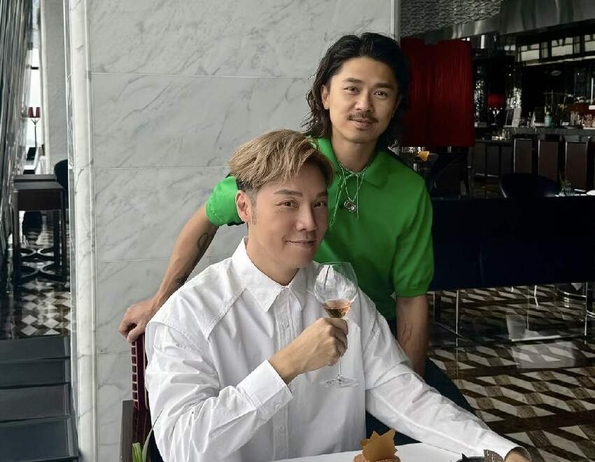 香港男星破產後移居國外,慘遭朋友中傷,和同性愛人結婚10年