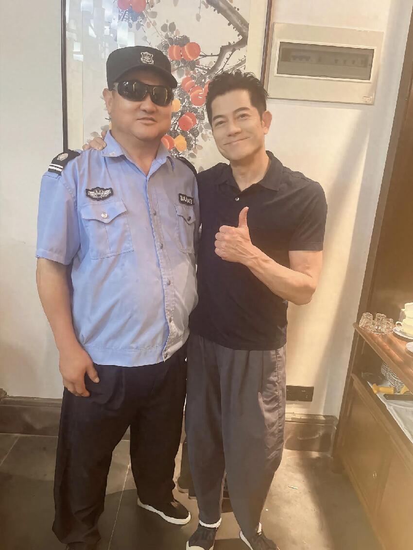 61歲郭富城參觀方媛舅舅的飯店，和一幫親戚喝酒，獲外婆擁抱送別