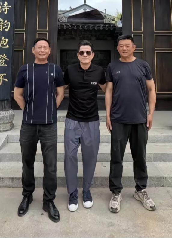 61歲郭富城參觀方媛舅舅的飯店，和一幫親戚喝酒，獲外婆擁抱送別