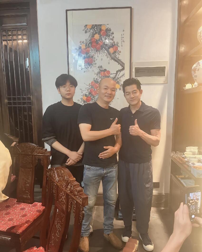 61歲郭富城參觀方媛舅舅的飯店，和一幫親戚喝酒，獲外婆擁抱送別