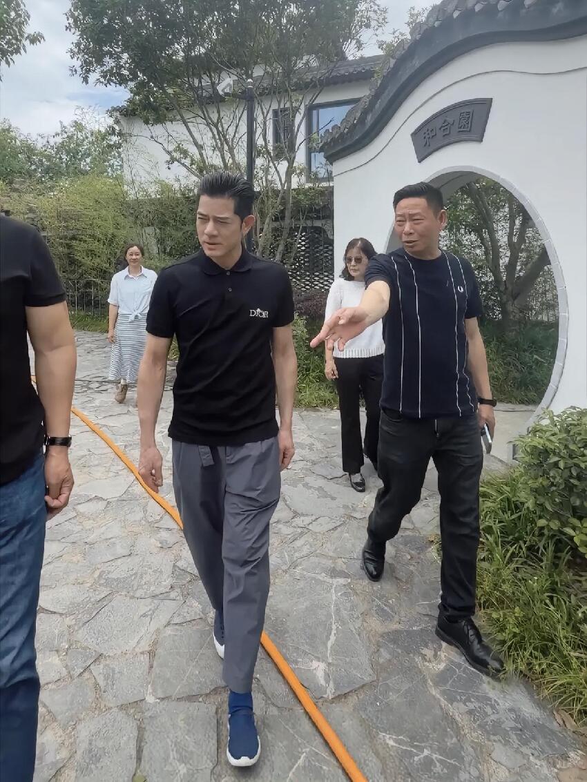 61歲郭富城參觀方媛舅舅的飯店，和一幫親戚喝酒，獲外婆擁抱送別