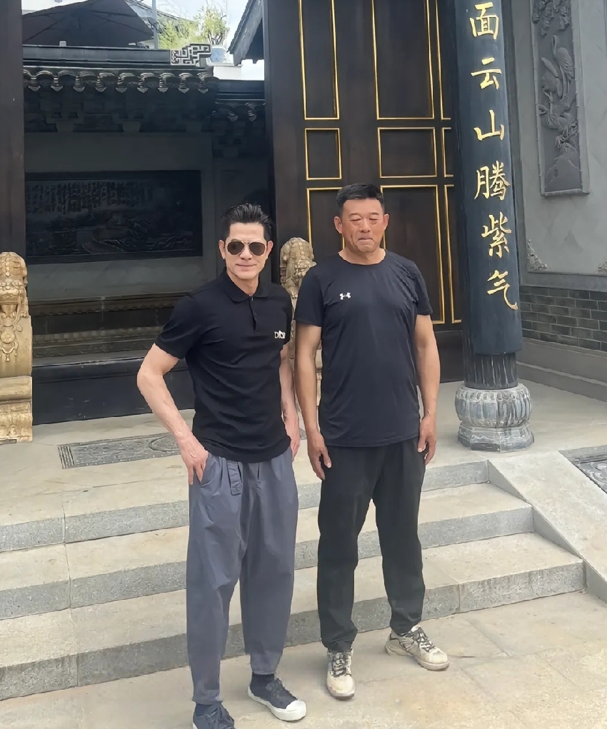 61歲郭富城參觀方媛舅舅的飯店，和一幫親戚喝酒，獲外婆擁抱送別